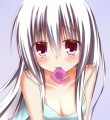 咥える女の子